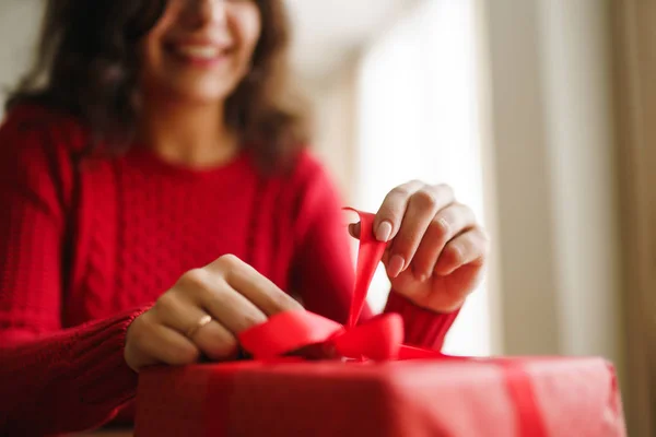 Μια Χαρούμενη Γυναίκα Ανοίγει Ένα Κόκκινο Κουτί Δώρου Όμορφο Χαμογελαστό — Φωτογραφία Αρχείου