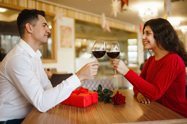 Casal Jovem Ter Jantar Romântico Brindar Com Xícaras Vinho Tinto — Fotografia de Stock
