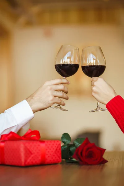 Handen Met Glazen Wijn Achtergrond Van Het Restaurant Een Paar — Stockfoto