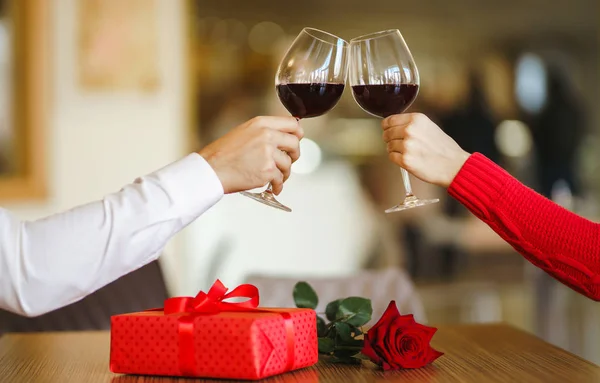 Mãos Segurando Copos Vinho Fundo Restaurante Uns Copos Com Vinho — Fotografia de Stock