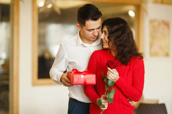 Man Gives His Woman Gift Box Red Ribbon Loving Couple — Stock Photo, Image