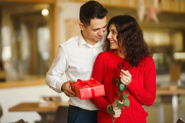 Man Gives His Woman Gift Box Red Ribbon Loving Couple — Stock Photo, Image