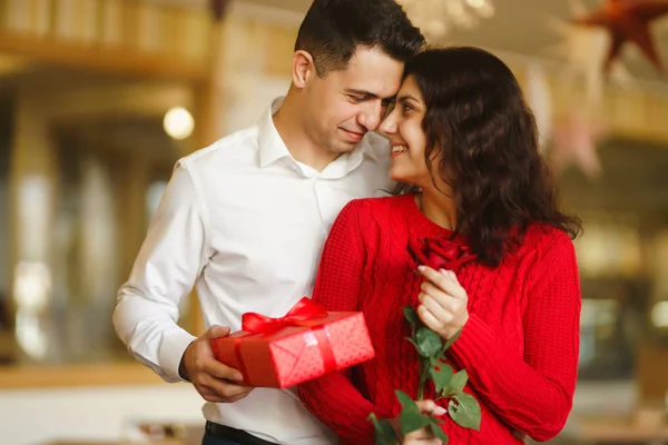 Homme Donne Femme Coffret Cadeau Avec Ruban Rouge Couple Amoureux — Photo