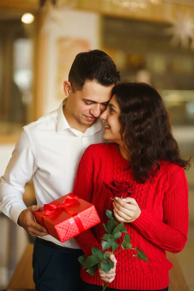 Мужчина Подарил Своей Женщине Подарочную Коробку Красной Лентой Любящая Пара — стоковое фото