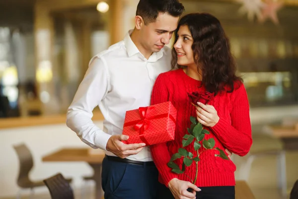 Een Man Geeft Zijn Vrouw Een Geschenkdoos Met Rood Lint — Stockfoto