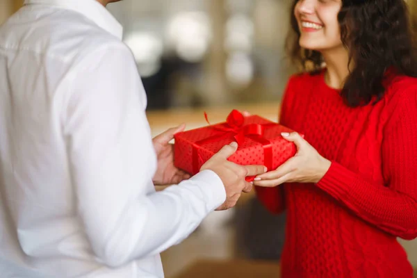 Hombre Mujer Una Caja Regalo Con Cinta Roja Una Pareja — Foto de Stock