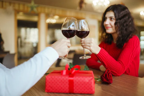 Jeune Couple Ayant Dîner Romantique Griller Avec Verre Vin Rouge — Photo