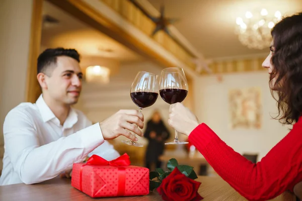 Junges Paar Beim Romantischen Abendessen Und Anstoßen Mit Einem Glas — Stockfoto