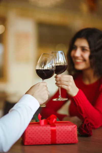 Jeune Couple Ayant Dîner Romantique Griller Avec Verre Vin Rouge — Photo