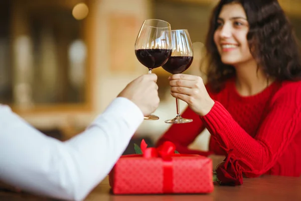 Młoda Para Romantyczną Kolację Wznosi Toast Kieliszkiem Czerwonego Wina Słodka — Zdjęcie stockowe