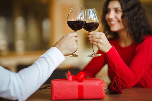 Casal Jovem Ter Jantar Romântico Brindar Com Copo Vinho Tinto — Fotografia de Stock