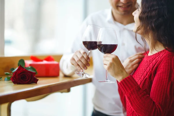 Casal Jovem Ter Jantar Romântico Brindar Com Copo Vinho Tinto — Fotografia de Stock