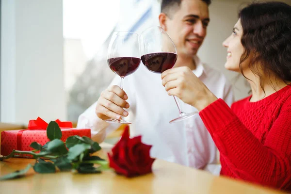 Casal Jovem Ter Jantar Romântico Brindar Com Copo Vinho Tinto — Fotografia de Stock