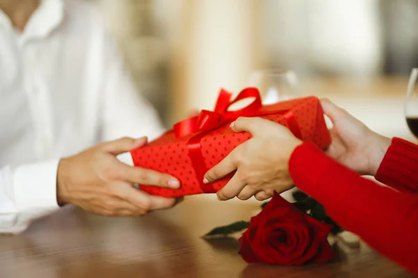 Valentine Day Holiday Surprise Concept Man Gives His Woman Red — 스톡 사진