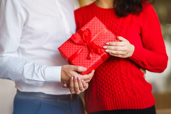 Día San Valentín Vacaciones Concepto Sorpresa Hombre Mujer Una Caja — Foto de Stock