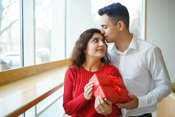 Pareja Feliz Con Abrazos Regalo Caja Regalo Roja Las Manos — Foto de Stock