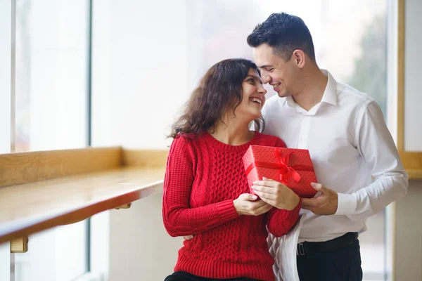 Couple Heureux Avec Étreinte Cadeau Coffret Cadeau Rouge Entre Les — Photo
