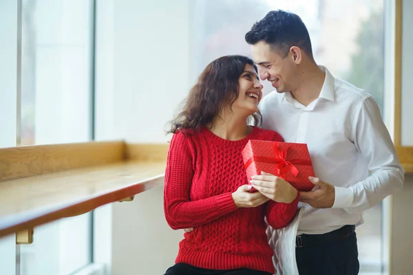 Pareja Feliz Con Abrazos Regalo Caja Regalo Roja Las Manos — Foto de Stock