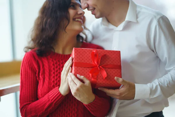 Pareja Feliz Con Abrazos Regalo Caja Regalo Roja Las Manos — Foto de Stock