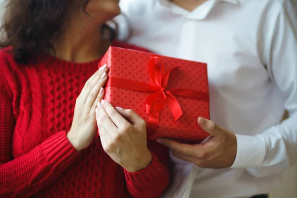 幸福的一对 抱着礼物 红礼盒在一对相爱的夫妇手里 情人节 节日和惊喜的概念 情侣们互赠礼物 关系和爱情概念 — 图库照片
