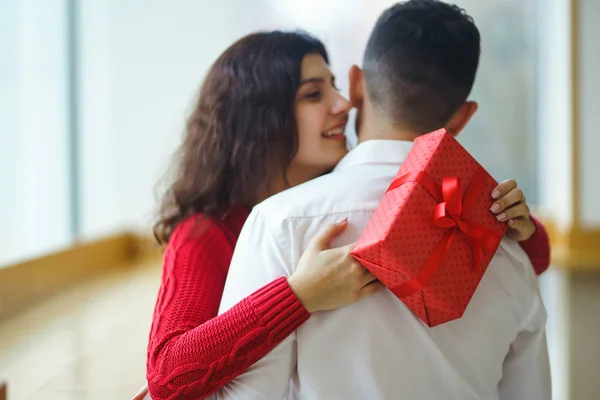 Boldog Pár Ajándéköleléssel Piros Ajándékdoboz Egy Szerelmes Pár Kezében Valentin — Stock Fotó