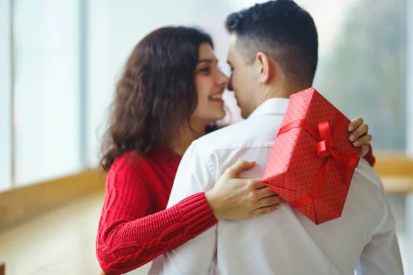 Pareja Feliz Con Abrazos Regalo Caja Regalo Roja Las Manos — Foto de Stock