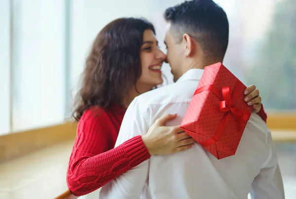 Pareja Feliz Con Abrazos Regalo Caja Regalo Roja Las Manos — Foto de Stock