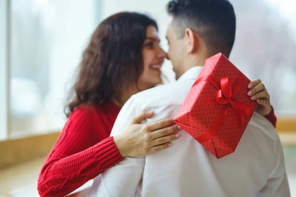 Happy Couple Gift Hugging Red Gift Box Hands Couple Love — Stock Photo, Image