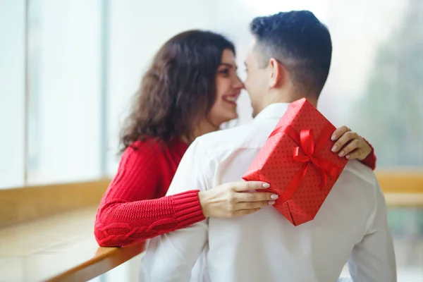 Ett Lyckligt Par Med Gåvokramar Röd Presentask Händerna Ett Förälskat — Stockfoto