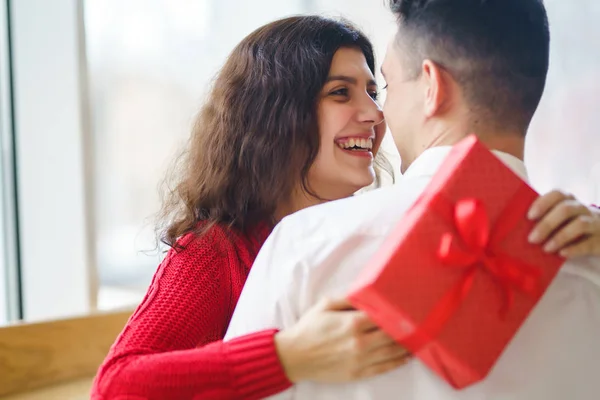 Casal Feliz Com Abraços Presentes Caixa Presente Vermelha Nas Mãos — Fotografia de Stock