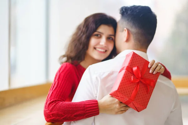 Casal Feliz Com Abraços Presentes Caixa Presente Vermelha Nas Mãos — Fotografia de Stock