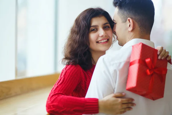 Casal Feliz Com Abraços Presentes Caixa Presente Vermelha Nas Mãos — Fotografia de Stock