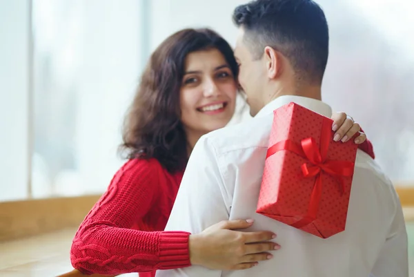 Pareja Feliz Con Abrazos Regalo Caja Regalo Roja Las Manos — Foto de Stock