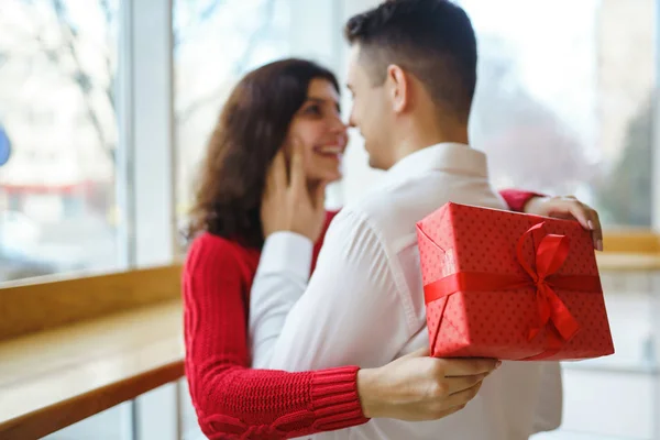 Casal Feliz Com Abraços Presentes Caixa Presente Vermelha Nas Mãos — Fotografia de Stock