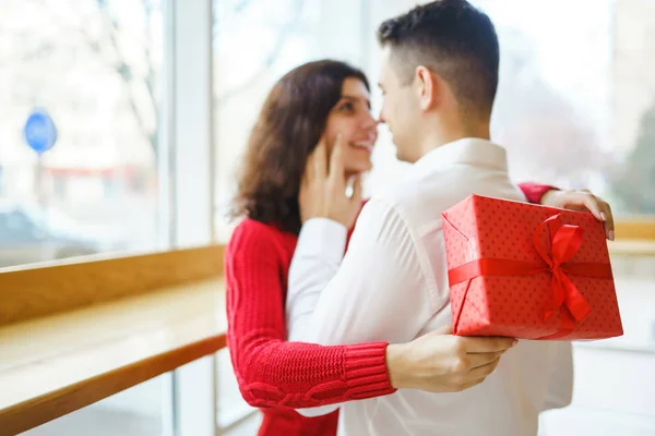 Ευτυχισμένο Ζευγάρι Αγκαλιές Δώρων Κόκκινο Κουτί Δώρου Στα Χέρια Ενός — Φωτογραφία Αρχείου