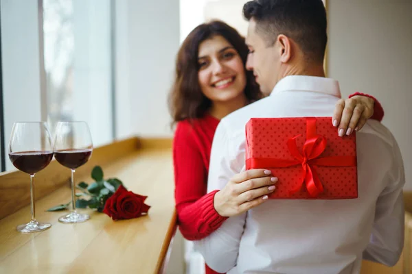 Glückliches Paar Mit Geschenk Umarmung Rote Geschenkschachtel Den Händen Eines — Stockfoto