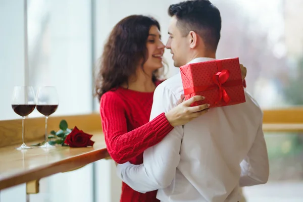 Pareja Feliz Con Abrazos Regalo Caja Regalo Roja Las Manos — Foto de Stock