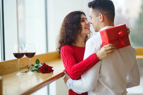 Glückliches Paar Mit Geschenk Umarmung Rote Geschenkschachtel Den Händen Eines — Stockfoto
