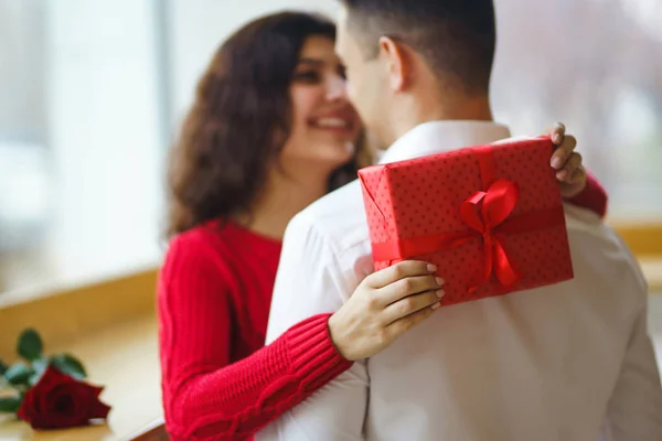 幸福的一对 抱着礼物 红礼盒在一对相爱的夫妇手里 情人节 节日和惊喜的概念 情侣们互赠礼物 关系和爱情概念 — 图库照片