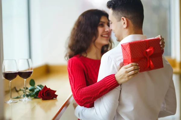 Ευτυχισμένο Ζευγάρι Αγκαλιές Δώρων Κόκκινο Κουτί Δώρου Στα Χέρια Ενός — Φωτογραφία Αρχείου