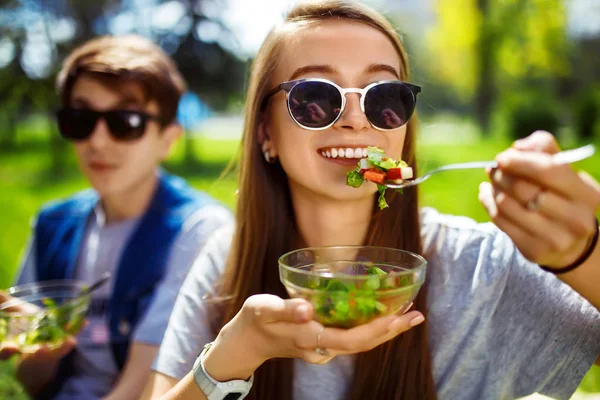 Pareja Joven Disfrutando Del Almuerzo Aire Libre Día Soleado Felices — Foto de Stock