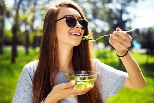 Pareja Joven Disfrutando Del Almuerzo Aire Libre Día Soleado Felices — Foto de Stock