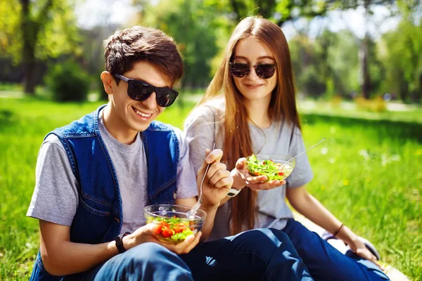 Fiatal Pár Élvezi Ebédet Szabadban Napsütéses Napon Boldog Fiatal Barátok — Stock Fotó
