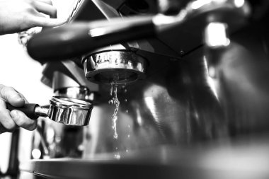 Kahve yapan barista kafe. Kahve makinesi taze kahve hazırlıyor ve restoranda, barda ya da barda fincanlara dökülüyor. Profesyonel kahve demleme. Hazırlık hizmeti kavramı.