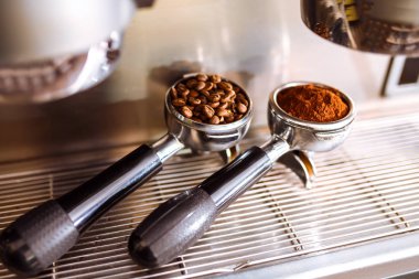 Kahve filtresi ve kavrulmuş kahve çekirdeği. Kahve makinesi taze kahve hazırlıyor ve restoranda, barda ya da barda fincanlara dökülüyor. Hazırlık hizmeti kavramı.