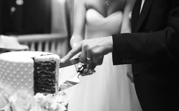 Foto Blanco Negro Par Manos Cortando Pastel Boda Novia Feliz — Foto de Stock