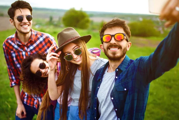 Група Усміхнених Друзів Телефоном Сидить Траві Робить Селфі Літньому Парку — стокове фото