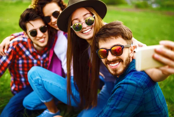 Група Усміхнених Друзів Телефоном Сидить Траві Робить Селфі Літньому Парку — стокове фото