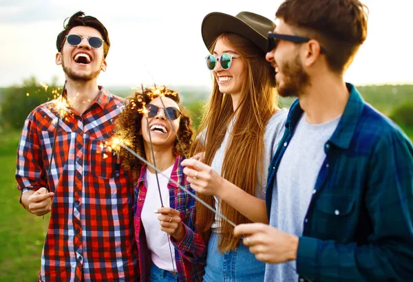 Група Друзів Розважається Блискавками Сидячи Траві Літньому Парку Підлітки Розважаються — стокове фото