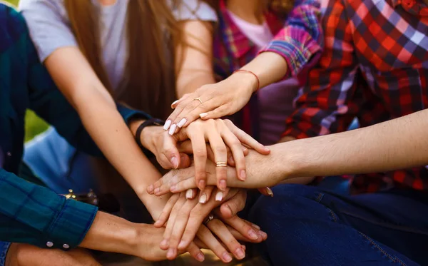 Jovens Unem Mãos Adolescentes Divertindo Juntos Parque Verão Grupo Jovens — Fotografia de Stock